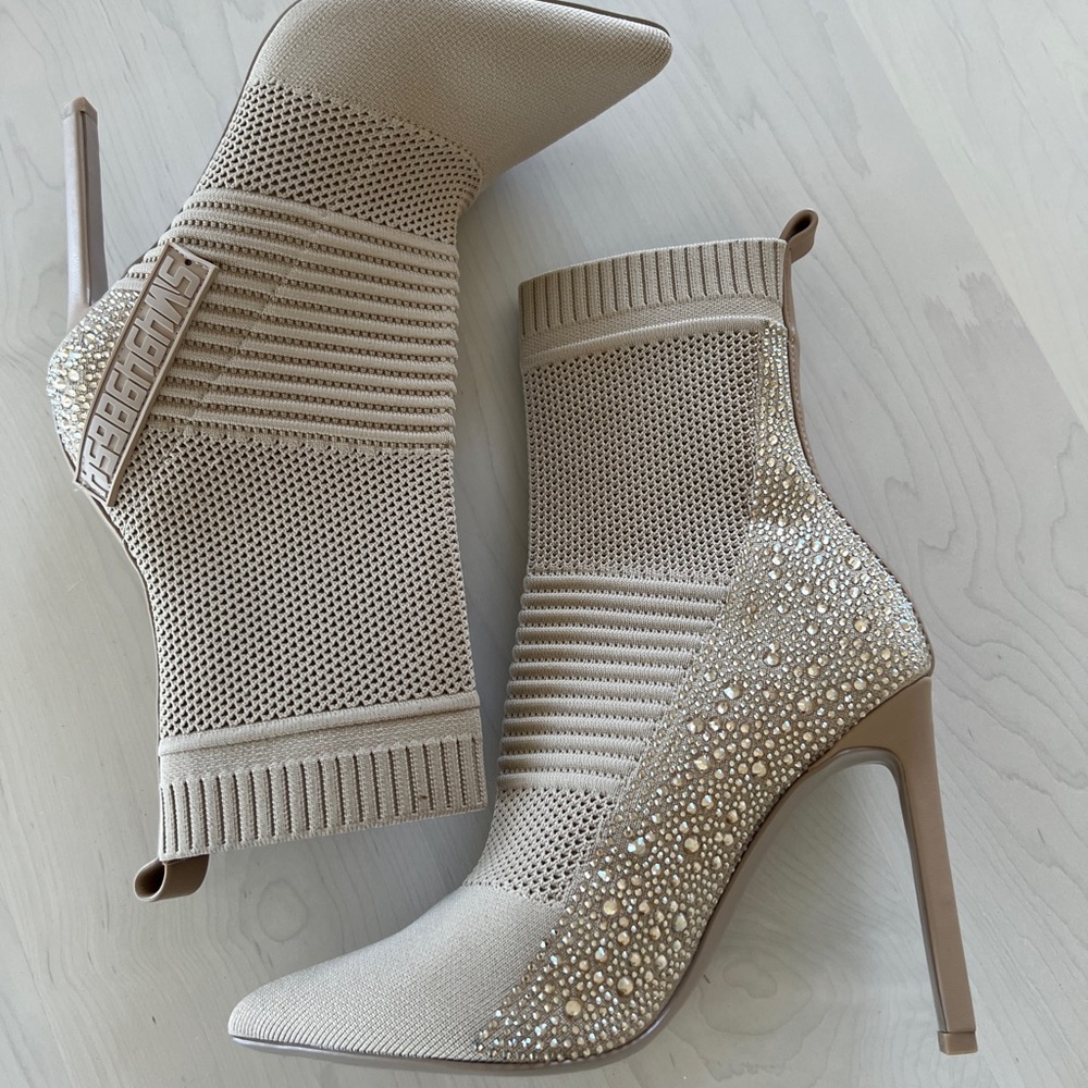 8.5 Steve Madden Maxwell blush booties never worn